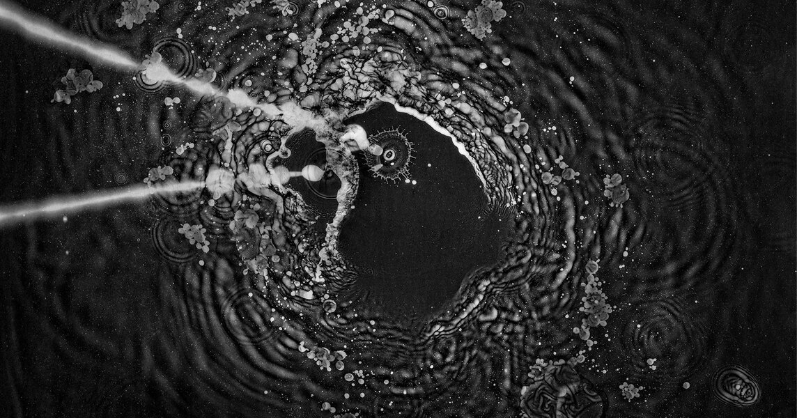 Czarno - biała fotografia wody wylanej bezpośrednio na światłoczuły materiał.