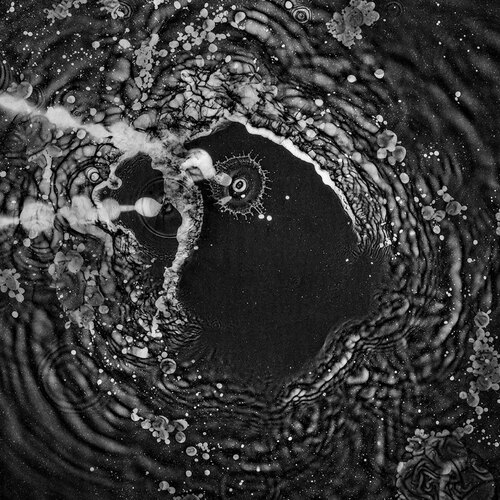 Czarno - biała fotografia wody wylanej bezpośrednio na światłoczuły materiał.