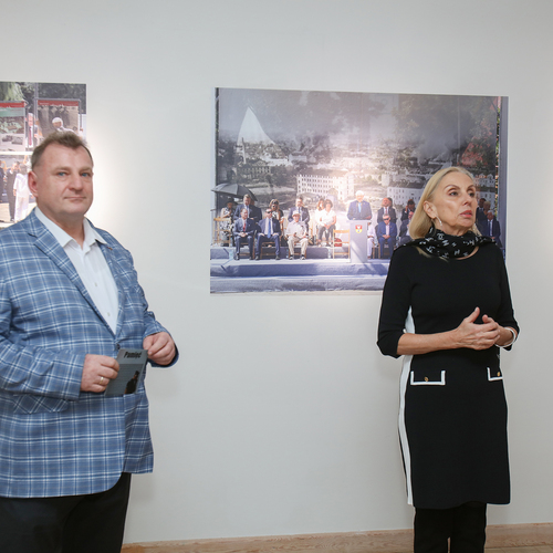 Pracownicy galerii wygłaszają przemówienie podczas otwarcia wystawy.